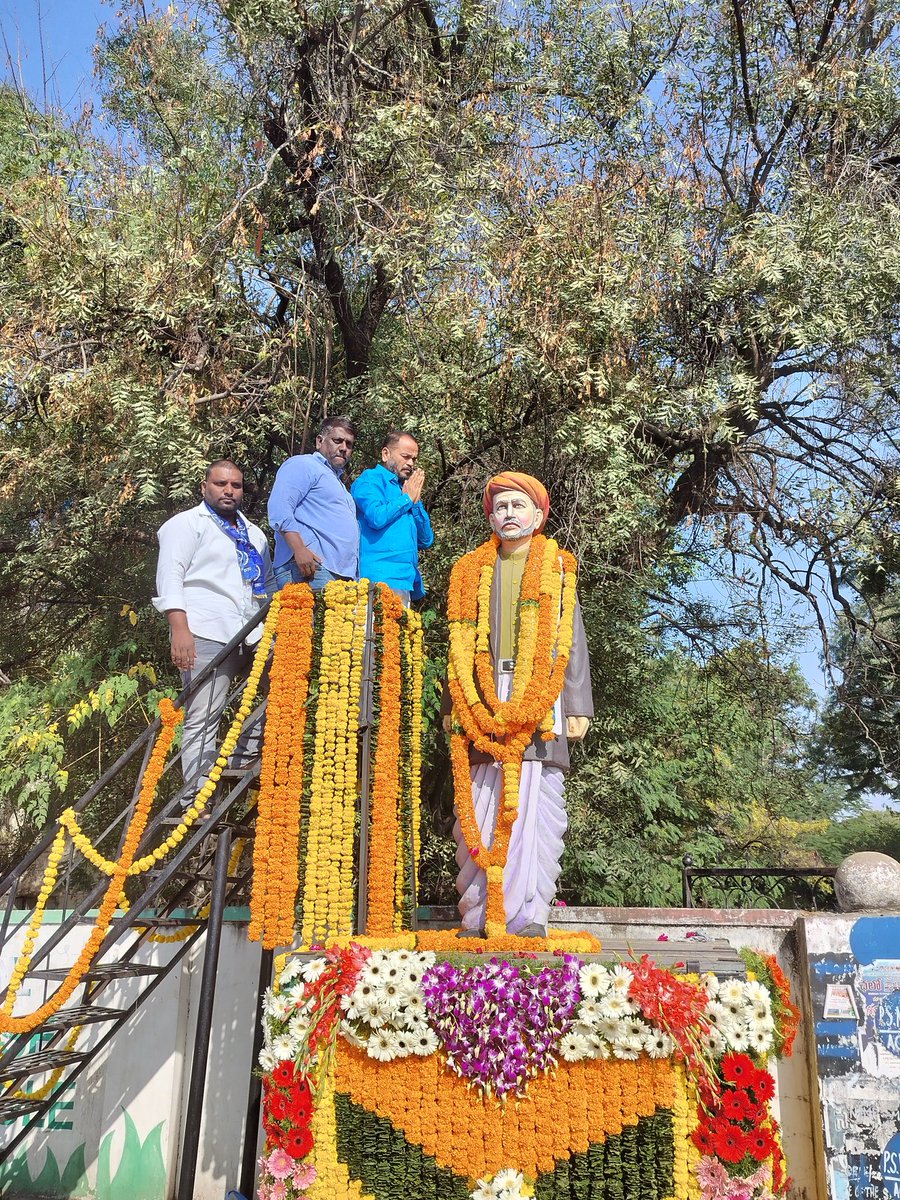 DavidKorani's tweet photo. *ఈ రొజు రాజేంద్రనగర్ లొ.జ్యోతిరావ్ పూలె వర్ధంతి సందర్బంగా నివాళులు అర్పించడం     జరిగింది https://t.co/bY7VWmkILT