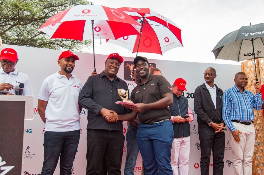 Bravo to the Pros Winner Daniel Nduva as he receives his well earned Trophy from Nape Nnauye the Minister for information, Communication and Information Technology accompanied by Philip Busimire the Managing Director, Vodacom Tanzania. @Nsc_bmt @VodacomTanzania @Nnauye_Nape