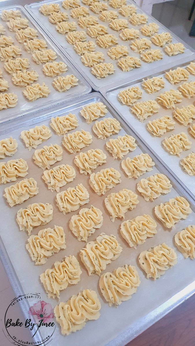 TheerahJ's tweet photo. หอมกรุ่นจากเตา คุกกี้เนยสดกระเทียมชีส
#homemade #purebutter #cookie https://t.co/kdYEWHlA2J