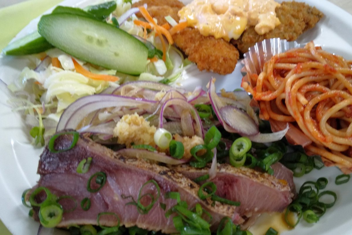 osakanavi's tweet photo. ～大阪の魚通・K記者のランチ～

「神戸東部市場の食堂、(株)神戸魚優。
ランチは、天然ブリ炙り刺身、カキフライ、サケフライの定食。
薬味のネギが盛りだくさん。満腹です。🙇」 https://t.co/nSuFzLboVe