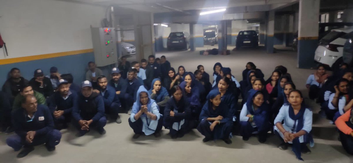 RupalRathi12's tweet photo. ग्रेटर नोएडा वेस्ट की महागुन मायवुड्स सोसाइटी में हाउसकीपिंग स्टाफ,  हॉर्टिकल्चर और इलेक्ट्रिशियन स्टाफ हड़ताल पर बैठ गए है। आरोप है कि स्टाफ को वेतन नहीं दिया गया। साथ ही सोसाइटी का करोड़ों रुपए का पानी और बिजली का बिल बकाया है। 
@OfficialGNIDA
@aviral_sunil https://t.co/rOHOmX4Oy0