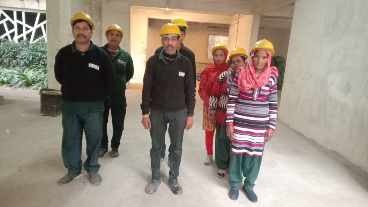 RupalRathi12's tweet photo. ग्रेटर नोएडा वेस्ट की महागुन मायवुड्स सोसाइटी में हाउसकीपिंग स्टाफ,  हॉर्टिकल्चर और इलेक्ट्रिशियन स्टाफ हड़ताल पर बैठ गए है। आरोप है कि स्टाफ को वेतन नहीं दिया गया। साथ ही सोसाइटी का करोड़ों रुपए का पानी और बिजली का बिल बकाया है। 
@OfficialGNIDA
@aviral_sunil https://t.co/rOHOmX4Oy0