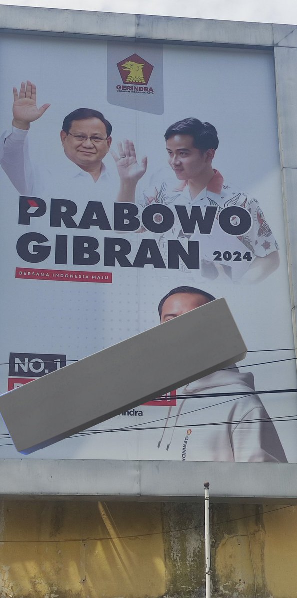 rianardi_w's tweet photo. Sayang banget bayar mahal² buat bilboard tapi hasilnya kaya gini... Mas gibran jadi  kaya abis kena malpraktik di sangkal putung https://t.co/Dl9hlfQys0