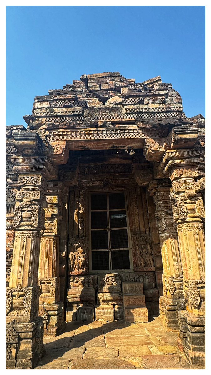 MonaADhar's tweet photo. #100templesofindia     

61. #Maladevi Jain Temple (#Gyaraspur - MP).

Dates back to 850 CE, and is the largest surviving temple of Gyaraspur.

The temple seems to be originally built as a Jaina-Brahmanical hybrid. 
It has many Jain pratimas, as well as Hindu goddesses carved on the walls.