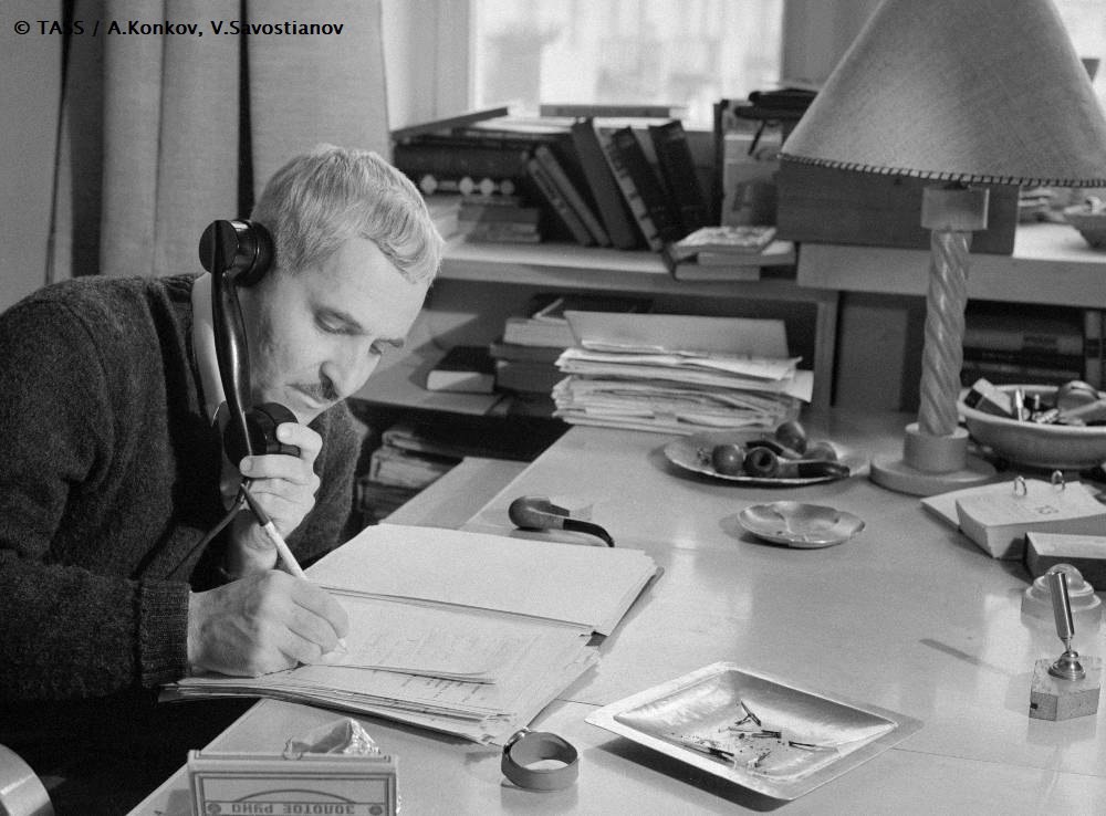 Russia's tweet photo. 📖 #OTD in 1915, Konstantin #Simonov was born – Soviet poet & playwright, #WWII correspondent.
Having seen war, tradegy & heroism first-hand, he shared his experience with millions.
Must-reads:
- Striking "The Living and the Dead" novel,
- All-time fav "Wait for Me" poem https://t.co/fofc1RGTPU