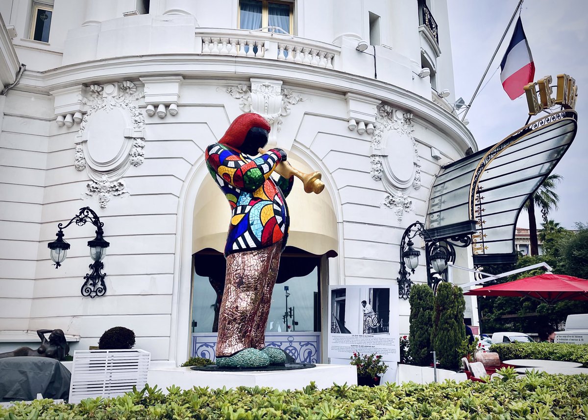 SCJmurphy's tweet photo. Statue of jazz musician Miles Davis outside @HotelNegresco on #PromenadedesAnglais #Nice #CotedAzurFrance @jmlpyt for #WeeklyColourChallenge #ColourChallenge #Rainbow https://t.co/m7HoxSrEit