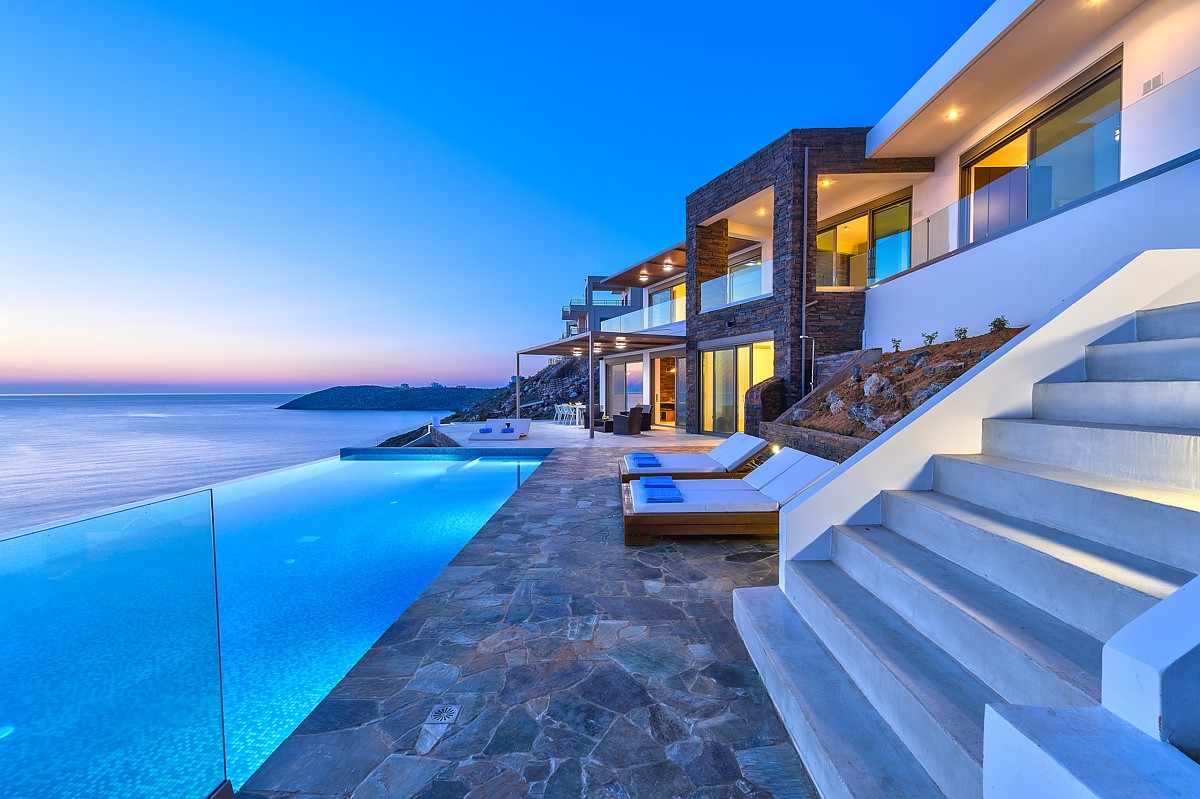EliteGreekVilla's tweet photo. Escape to modern luxury on the Cretan Riviera! 🌅 Our designer villa, with 4 bedrooms and a private infinity pool, offers unforgettable sunsets over Chania Bay. Relax, sunbathe, and spot dolphins below. 

#luxuryvillas #vacationrentals #luxurytravel #dreamhomes #travelgoals https://t.co/KdIU0IZYsX