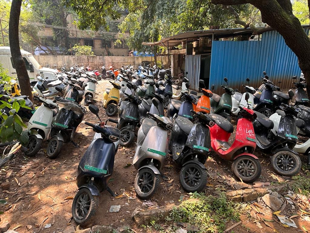 Pictures by @Francispix from Ola Electric's Thane service hub near Mumbai. 'It's a scooter graveyard,' a customer told @Reuters. The centre is overwhelmed with complaints, with scooters parked in the open, covered in dust and bird droppings. Story: reut.rs/3GmAG1T (link)