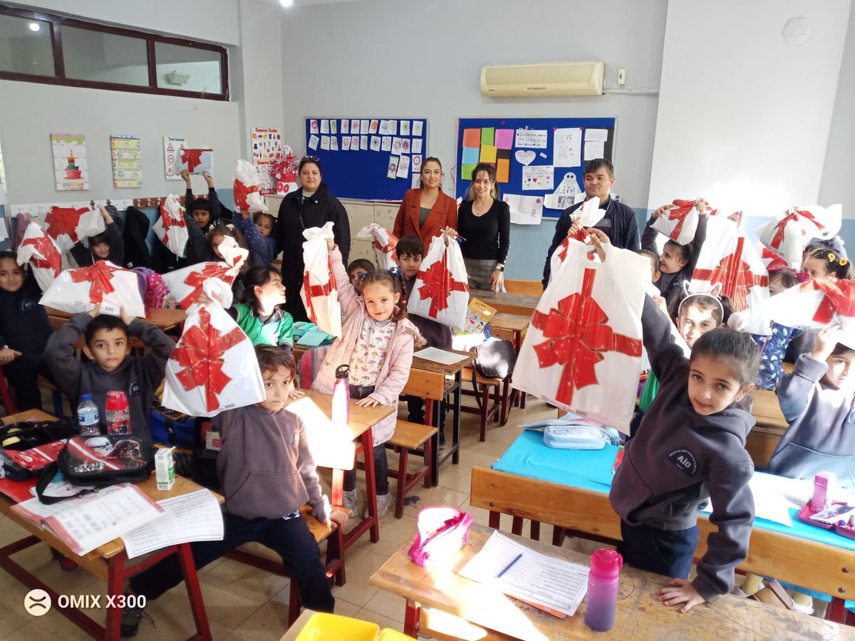 iyipartikartal1's tweet photo. İlçe Başkan Yardımcımız Gülşen Uysal, İYİ’erin, Hayatver Derneği’nin ve Uğur Mumcu Muhtarlığımızın katkılarıyla Hatay/Arsuz Arpaçiftlik İsmet Okan İlk ve Ortaokul’u öğrencilerimize yardımlarınızı ulaştırmıştır. Tüm yardımseverlere yürekten teşekkürler. https://t.co/GffGmy0liT