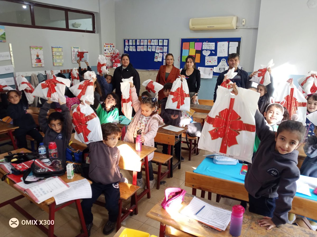 iyipartikartal1's tweet photo. İlçe Başkan Yardımcımız Gülşen Uysal, İYİ’erin, Hayatver Derneği’nin ve Uğur Mumcu Muhtarlığımızın katkılarıyla Hatay/Arsuz Arpaçiftlik İsmet Okan İlk ve Ortaokul’u öğrencilerimize yardımlarınızı ulaştırmıştır. Tüm yardımseverlere yürekten teşekkürler. https://t.co/GffGmy0liT
