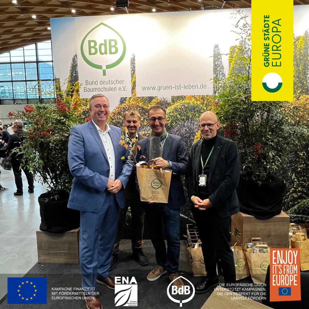 GreenCitiesDE's tweet photo. @GreenCitiesDE auf dem Parteitag der Grünen. In zahlreichen Gesprächen konnte das Projekt sowie das Thema #Stadtgrün mit Politiker:innen wie Bundeslandwirtschaftsminister #CemÖzdemir oder Bundesumweltministerin #SteffiLembke besprochen werden. #EUAgriPromo #GreenCities #europe https://t.co/eBWtyAfMVy