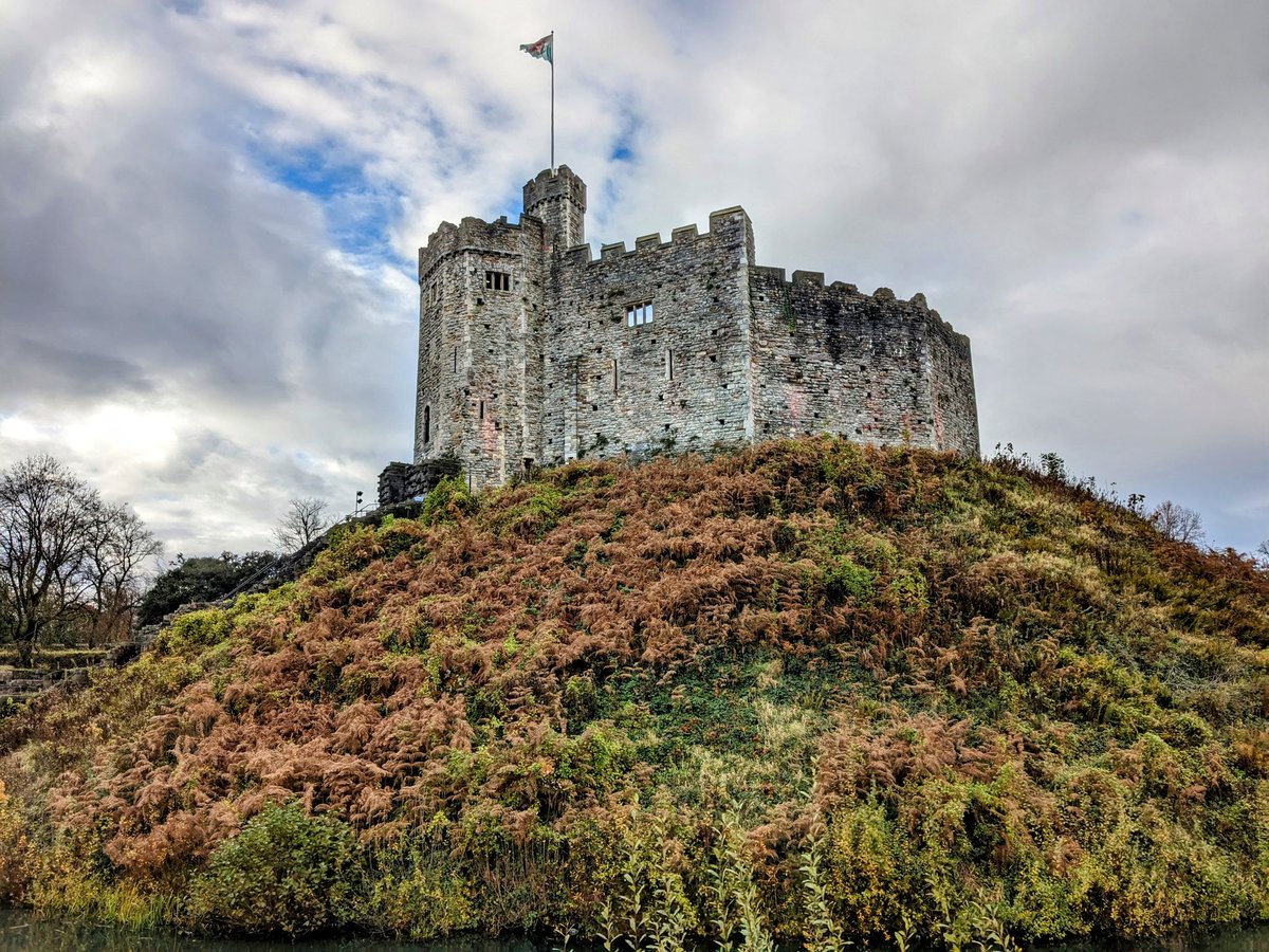 Early Caerdydd/Cardiff survives in the heart of the capital 🏰🏴󠁧󠁢󠁷󠁬󠁳󠁿 The first Cardiff #Castle is a 12-sided early C12th shell keep - the finest to be seen in Wales - standing atop a 10m high motte. ... and this also stands within the ruins of a large #Roman fort 📷 Yesterday