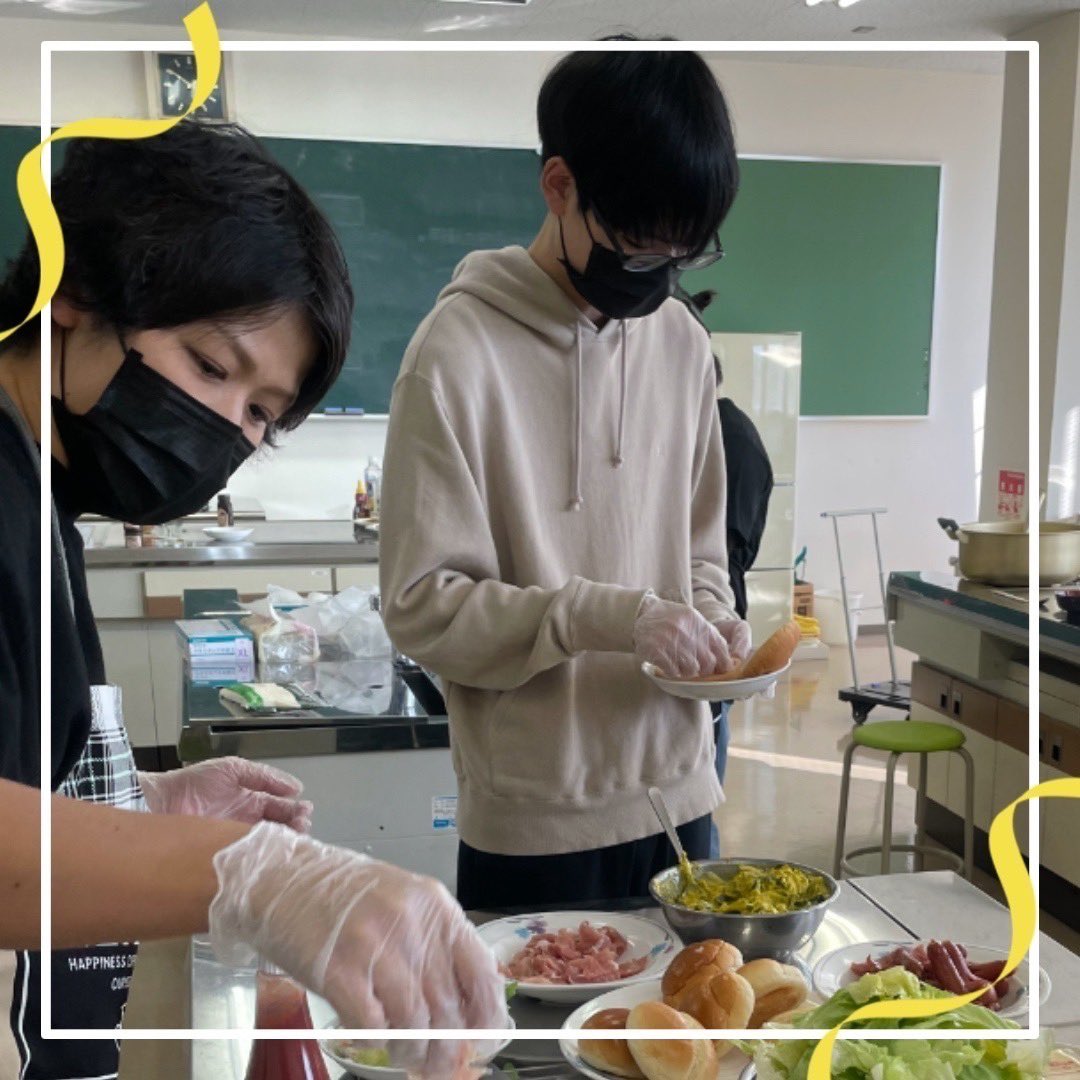 kitami_fukusen's tweet photo. ＼介護福祉科ハロウィンパーティー／

２年生は高齢者施設を想定したパーティーを開催🎃
高齢者の皆さんが楽しめるように企画から実施🙌
自分たちが楽しむことが、利用者様の楽しみに繋がる第一歩ですね✨

資料請求・お問い合わせ等は👇
https://t.co/bXwHAuW265

#栗原学園
#介護福祉士
#ハロウィン https://t.co/mPVzu34XG7