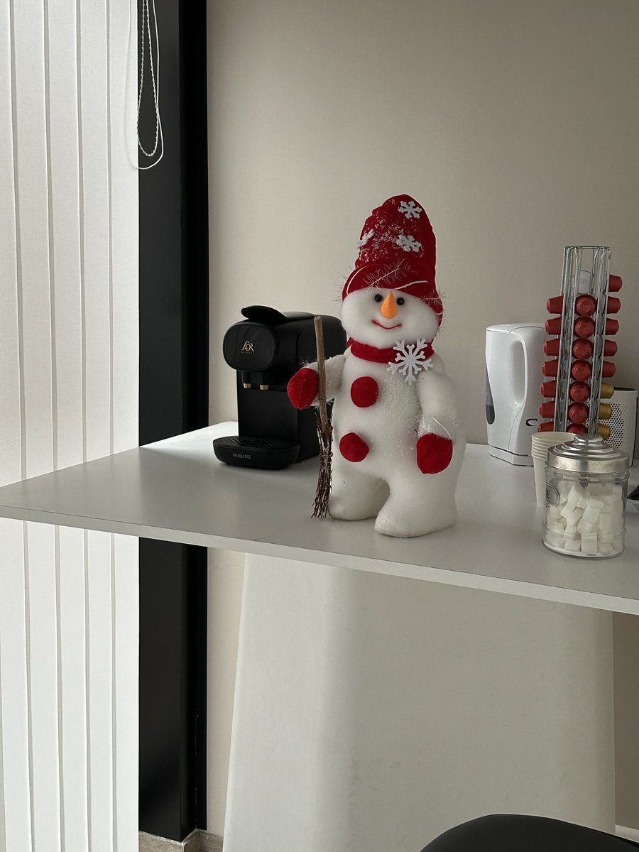 NicolasVal10's tweet photo. Comme un air de fêtes qui approche ⛄️❄️ 🎅 
Ils ont envahi l’agence Aréas assurances Montluçon !!!!

Il est encore temps de revoir vos contrats d’assurances sur 2023 et ainsi peut être réaliser quelques économies qui permettront au Père Noël d’être encore plus généreux.. https://t.co/LmetolCFVR