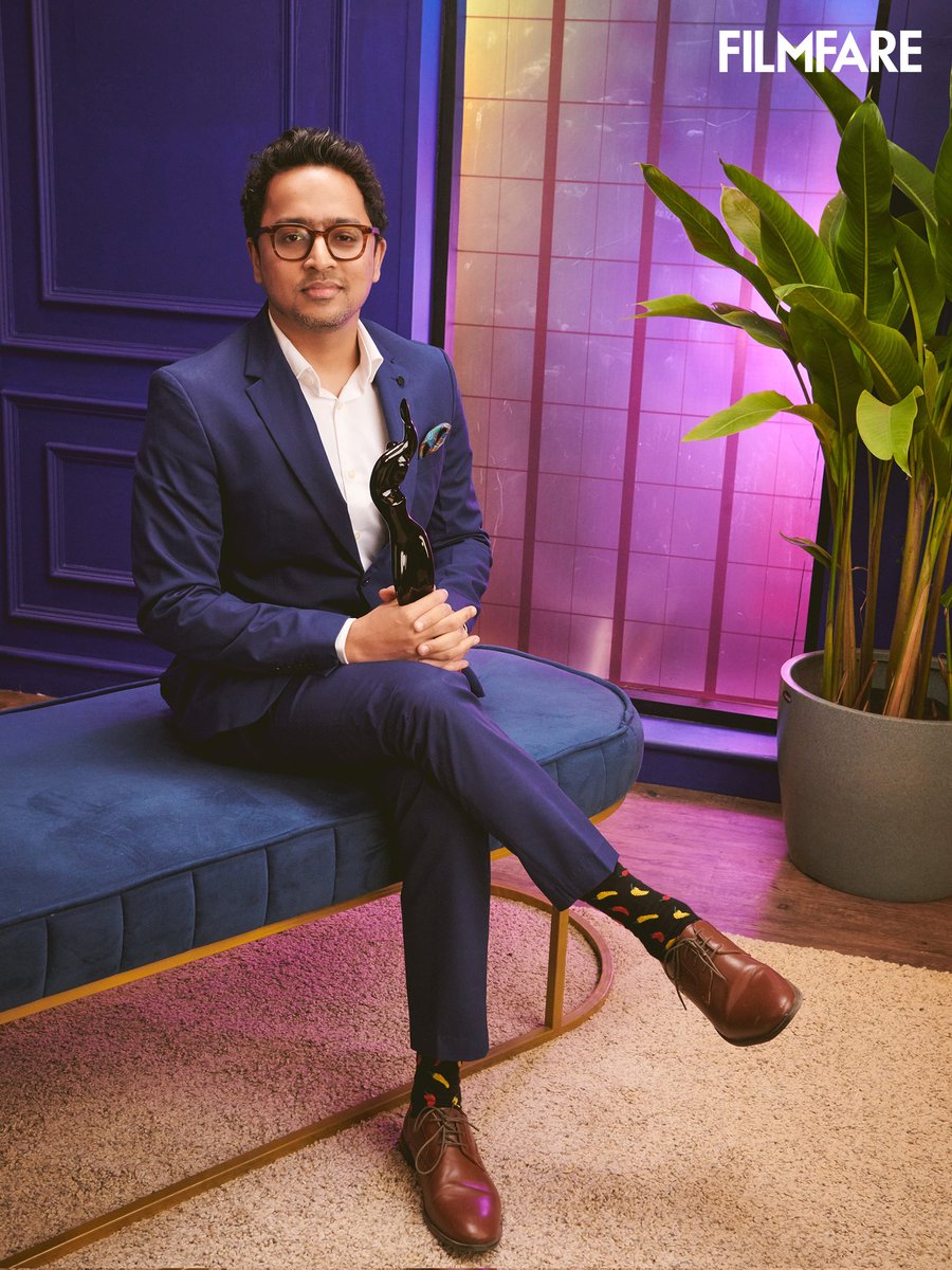 filmfare's tweet photo. Victory! ⭐

#NitinBaid poses with his Best Editing, Web Original Film trophy at the #FilmfareOTTAwards2023 co-powered by Hyundai Motor India, Ajio and Film Bandhu - Government of Uttar Pradesh, in association with Fura Gems and ITC Fiama. 

📸: Kunal Gupta https://t.co/4XiHug9IvE
