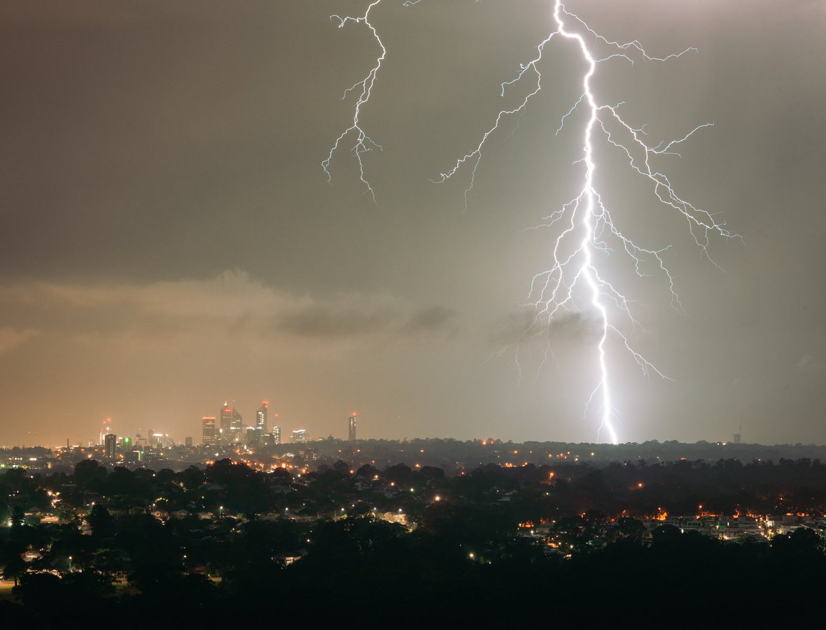GregCrichton_'s tweet image. Perth City being dwarfed by some branchy bolts late Sunday night ⚡

After being knocked about by a heatwave with temps in the high 30s for the last week the atmosphere finally cracked with a series of small but punchy storms.

#perthweather #StormHour