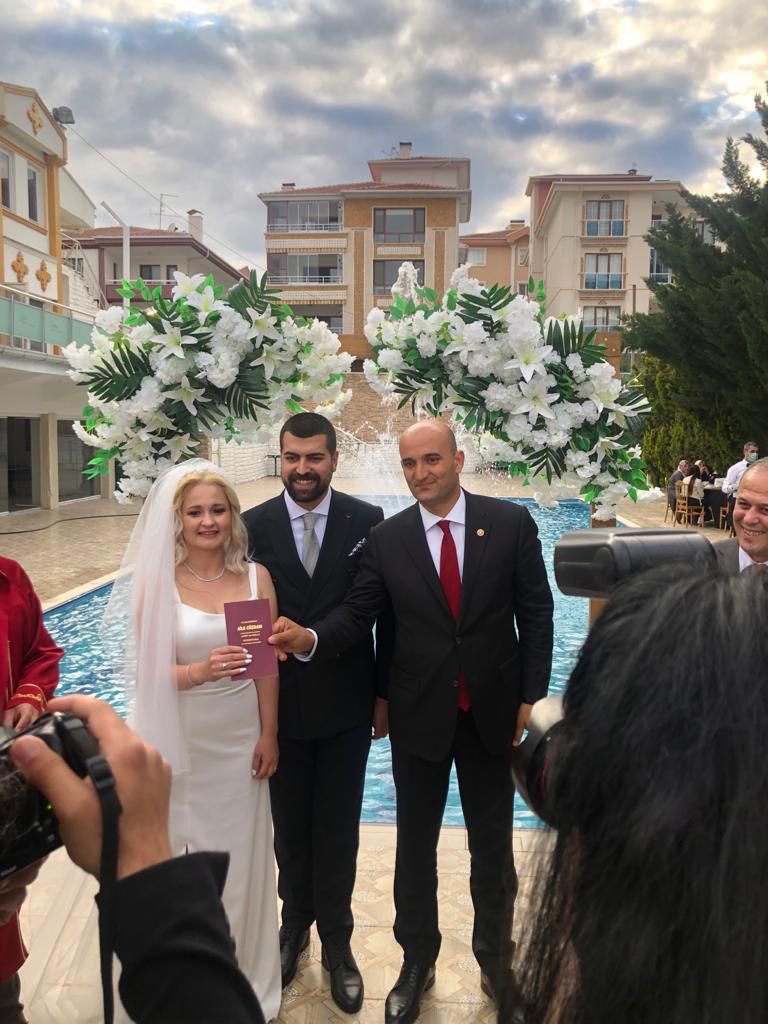 dilekmekci's tweet photo. Tolga Şardan’ın bugünkü yazısında👇🏻 sözünü ettiği Comanchero uyuşturucu kartelinin önemli isimlerinden Buddle ile iletişimlerinden dolayı soruşturma geçiren ve gözaltına alınan İlbey Furkan Gözükara’nın nikah şahidi Sinan Ateş cinayeti şüphelisi Olcay Kılavuz çıktı‼️👇🏻

Nikaha dün genel başkan yardımcısı tutuklanan ülkü ocaklarının genel başkanı Ahmet Yiğit Yıldırım da çelenk göndermiş‼️👇🏻@sardan_tolga

#SinanATESicinAdalet 
#SinanınAteşiHepiniziYakacak