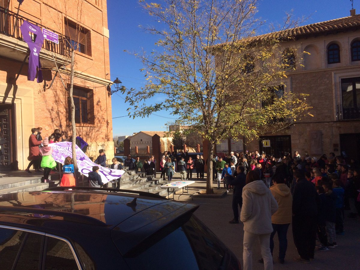 IesVictoria's tweet photo. El viernes fue un día emocionante, como preludio al #25N2023 el IES junto al CEIP y Atadi en Monreal del Campo nos coordinamos para hacer una concentración en la plaza de nuestro pueblo y expresar con nuestros murales colaborativos: stop #ViolenciaMachista. Abrimos hilo🧵 https://t.co/AQ2pqI9OPM