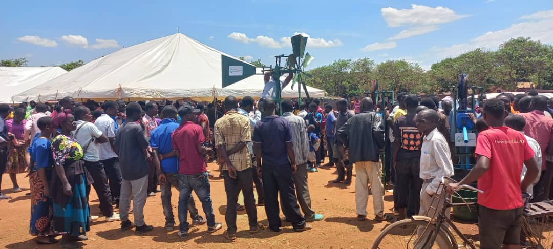 ConcernMalawi's tweet photo. Last week #FS4FS (Food Systems for Food Security) project held Agri-Expos at trading centers in Lilongwe Rural to link private sector partners & communities, including lead farmers, farmers & extension workers, to purchase agri-inputs for upcoming crop season. @IrlEmbMalawi https://t.co/det6AmmJkL