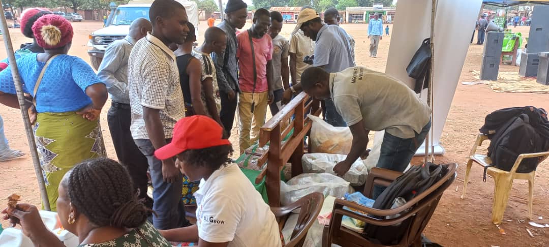 ConcernMalawi's tweet photo. Last week #FS4FS (Food Systems for Food Security) project held Agri-Expos at trading centers in Lilongwe Rural to link private sector partners & communities, including lead farmers, farmers & extension workers, to purchase agri-inputs for upcoming crop season. @IrlEmbMalawi https://t.co/det6AmmJkL