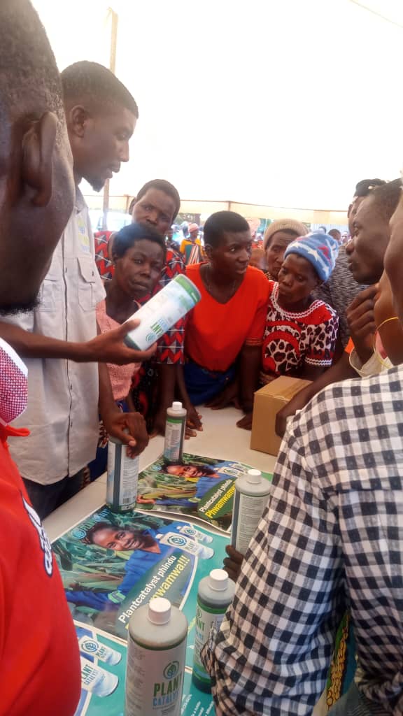 ConcernMalawi's tweet photo. Last week #FS4FS (Food Systems for Food Security) project held Agri-Expos at trading centers in Lilongwe Rural to link private sector partners & communities, including lead farmers, farmers & extension workers, to purchase agri-inputs for upcoming crop season. @IrlEmbMalawi https://t.co/det6AmmJkL