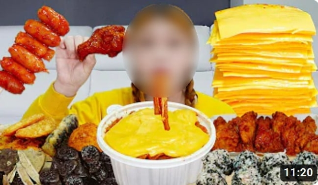 tang__kira's tweet photo. Semua makanan dikasi Keju

Ramyeon + 100 lembar keju,
tteokbokki + 5 serving keju.

Banyak bgt sekarang Youtuber mukbang yang semuanya dikasih keju, ternyata makan keju berlebihan juga bisa berbahaya untuk kesehatan. 

Karena Tyramin, zat yang  terdapat dalam keju bisa menyebabkan cerebral vasoconstriction. 

Makanan pedas + mozarella=kombo penyebab maut