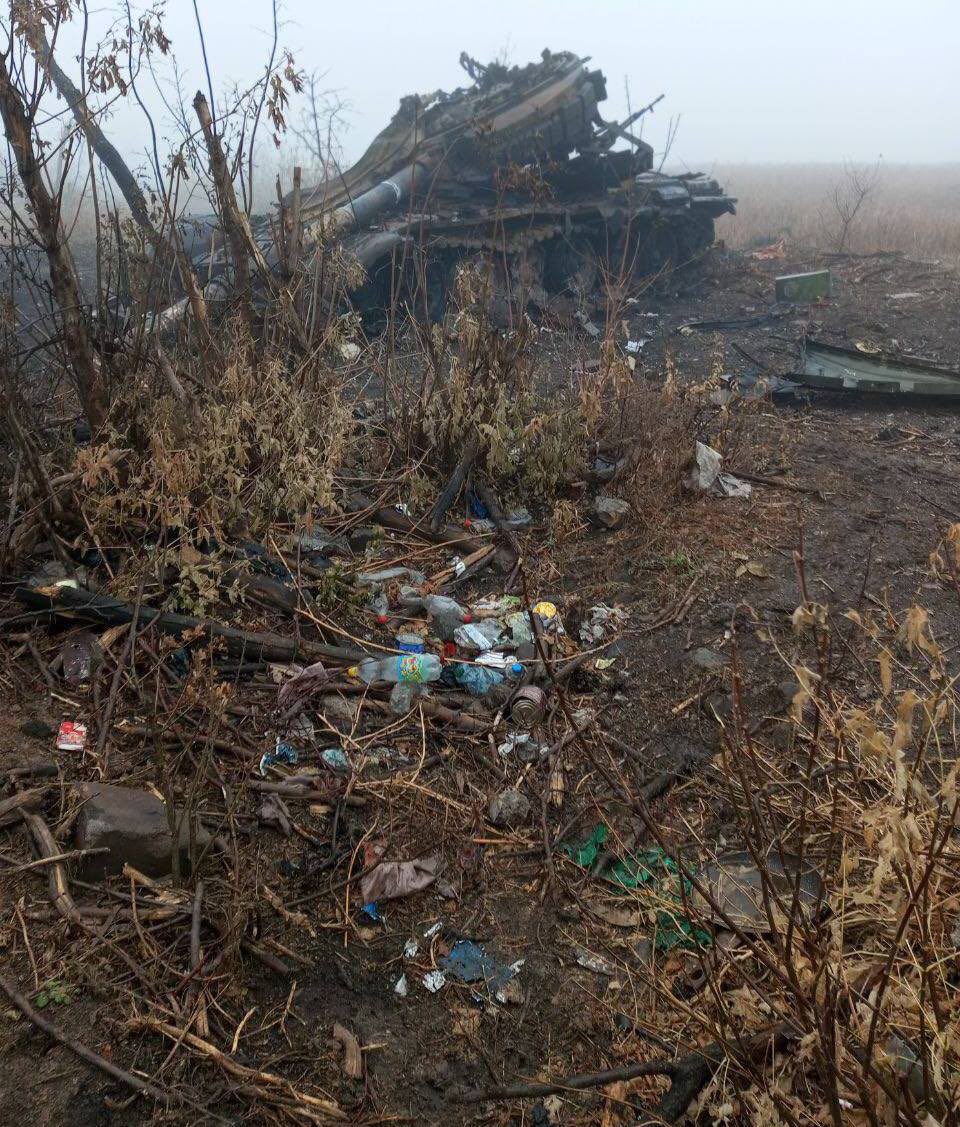 front_ukrainian's tweet image. ⚡️A destroyed 🇷🇺Russian T-72B tank is somewhere at the front.