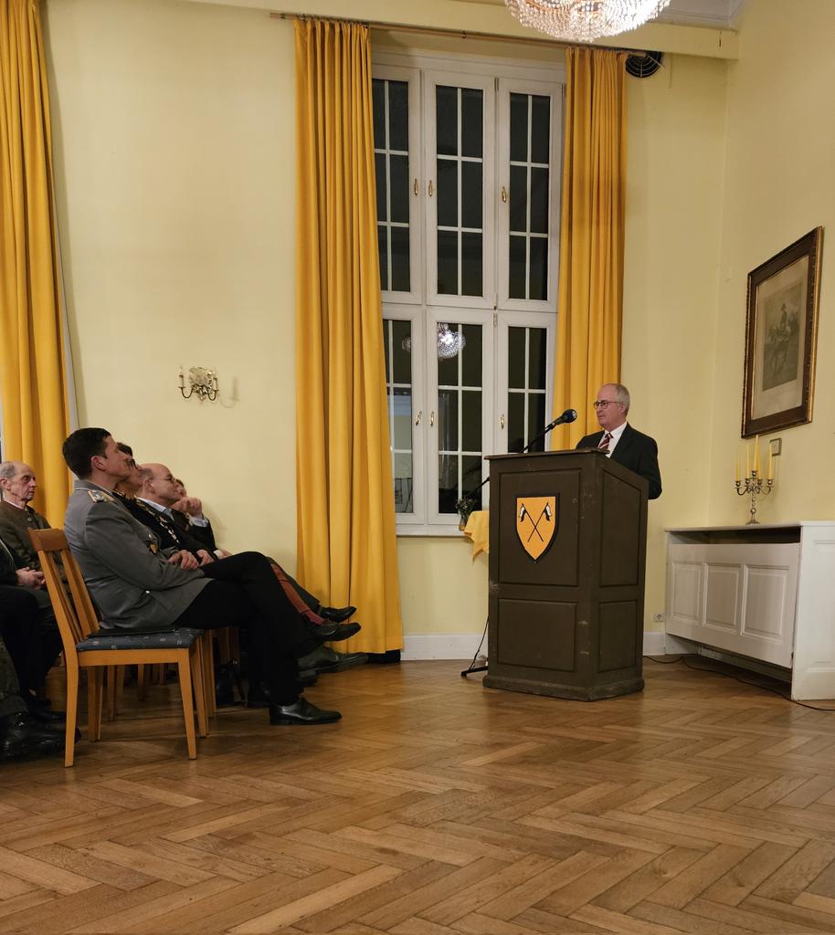 AndreasRFischer's tweet photo. Interessanter & kurzweiliger Vortragsabend im Kasino des #HeerAmMeer.
Der Verein "Freunde & Förderer des #AufklBtl6" um @arno_probst konnte unseren ehemaligen #Generalinspekteur, Herrn General Eberhard Zorn, als Ehrengast & Vortragenden gewinnen. #BundeswehrInHolstein
#WirSind41 https://t.co/eETLSzsNHs