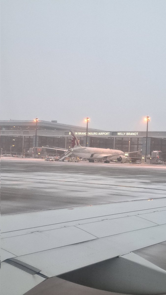 3 cm Neuschnee am #Weltflughafen <a href="/LEJ_Airport/">LeipzigHalle Airport</a> und der Flugverkehr bricht zusammen. Grüße vom #BER 🙄. Und bitte <a href="/LEJ_Airport/">LeipzigHalle Airport</a>, checkt dringend eure Info-Strecke für Besucherinfo. Die tappen völlig im Wald und wissen von nix!