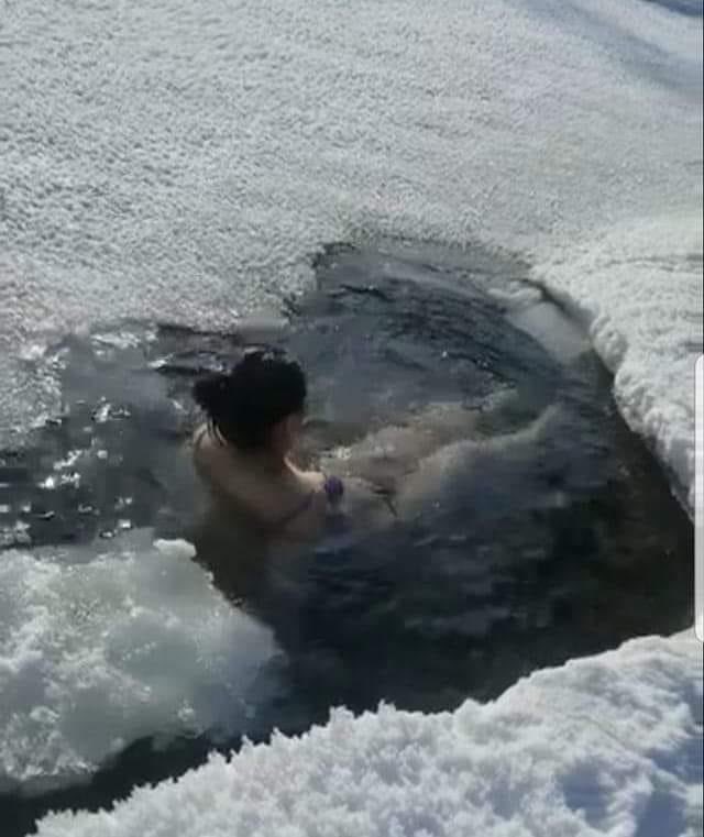 Харзны усанд орох нь биеийг хасах цэнэгтэй ионоор цэнэглэж биеийг сэргээж өгөхөөс гадна хүний биеийн цусны эргэлтийг сайжруулж, судасны энд тэнд бөглөрсөн бөглөөсийг арилгаж, хүний биеийн зарим хэсэгт бий болсон үхжилтийг сааруулж, эд эсийг сэргээж өгдөг