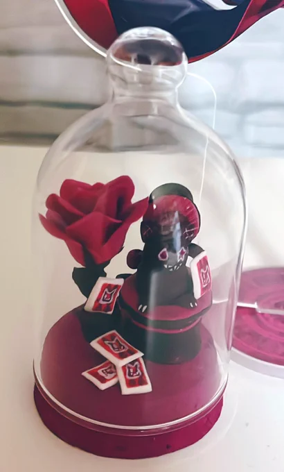 こばにリネのを作ってもらったトランプとか細かい絵柄とかまで再現してくれて、本当に感謝…めちゃくちゃかわいい そしていちごのリースも!ずっと見たかったから実物見れて幸せ!本物みたいでおいしそうだしかわいいしすごい