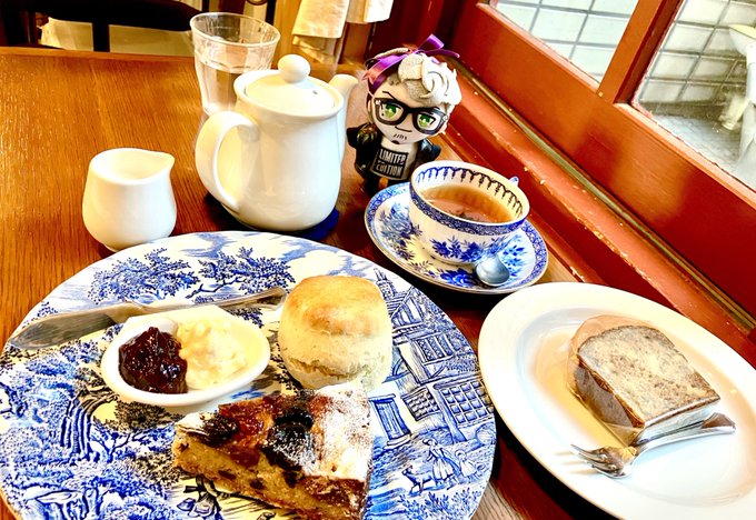 いい感じのティールームを見つけた。 ちょっとしたクリィムティーをした。 人の方がお菓子焼いてた。