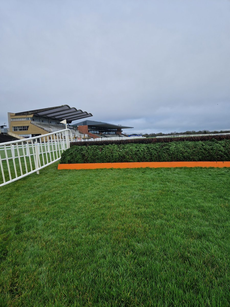 Ground ahead of @Fairyhouse winter festival featuring @BarOneRacing Hattons Grace hurdle is Soft. Mainly dry & colder towards weekend. Fresh ground both days. @HRI_RAS @irishracing @racingtv @EASYFIXEquine @RedweldStables @willowwarmirl @RTEracing