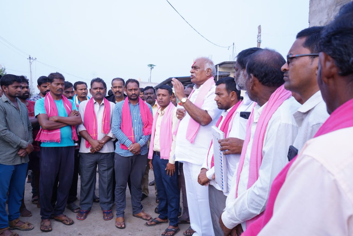 KoneruKonappa's tweet photo. సిర్పూర్.టి మండలంలోని హుడ్కిలి, జక్కాపూర్ గ్రామాలకు చెందిన వివిధ పార్టీల కార్యకర్తలు సిర్పూర్ బీఆర్ఎస్ ఎమ్మెల్యే అభ్యర్థి శ్రీ కోనేరు కోనప్ప గారి సమక్షంలో బీఆర్ఎస్ పార్టీలో చేరారు

ఈ సందర్భంగా కోనప్ప గారు చేరిన వారందరికీ గులాబీ కండువాలు కప్పి బీఆర్ఎస్ పార్టీలోకి సాదరంగా ఆహ్వానించారు

#KCROnceAgain #KonappaOnceAgain #VoteForCar #KoneruKonappa #TelanganaElections2023 #TelanganaElections #Elections #Sirpur #SirpurDevelopment #Telangana

@TelanganaCMO @KTRBRS @BRSparty