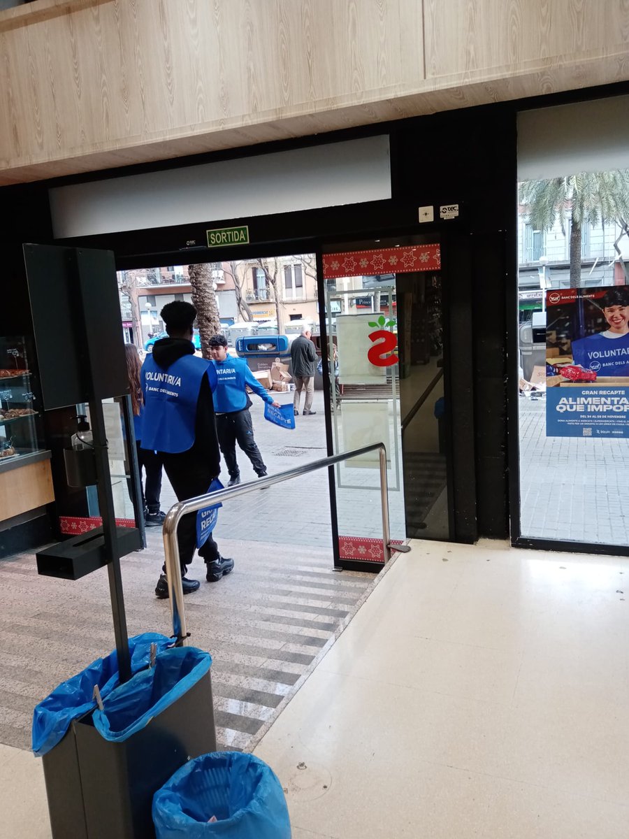 passworkbcn's tweet photo. El dia 24 de novembre, els joves del #pficomerç , van tenir l'oportunitat de poder participar com a voluntaris en el @BancdelsAliment. Moltes gràcies, @bancdelsaliments per convidar-nos aquest gran esdeveniment.
#passwork #fundacionadsis #aprender #formación #logistica https://t.co/G6LDMru1UK