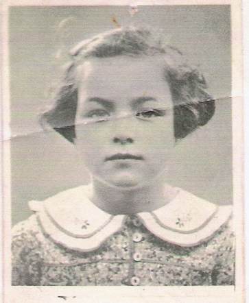 28 November 1932 | A German Jewish girl, Anni Glattstein, was born in Essen. She emigrated to The Netherlands. In October 1942 she was deported to #Auschwitz and murdered in a gas chamber after the selection.