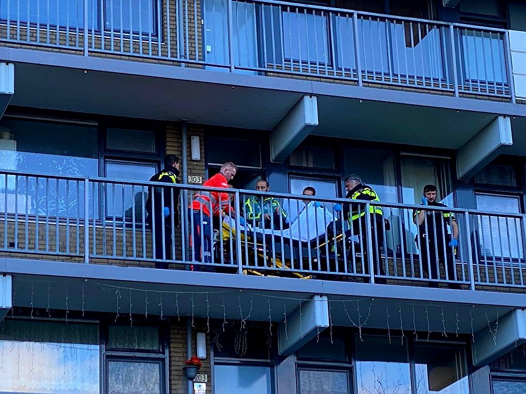 PersburoUNN's tweet photo. De politie heeft na een melding van een schietpartij een gewond persoon aangetroffen in een flatwoning aan #Beukenhorst in Diemen. Een andere persoon die in de woning aanwezig was is aangehouden. via https://t.co/8FOmQuSPS2 @AT5 https://t.co/SF9eF6y1wm