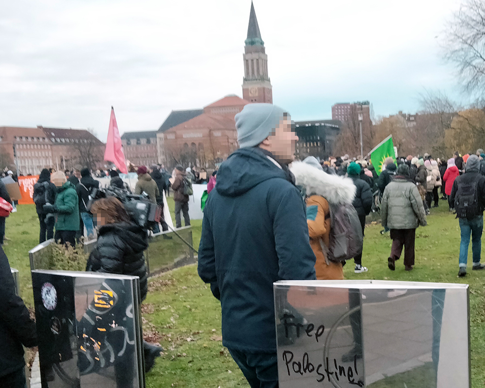 Über 400 Demoteilnehmer*innen gingen am Sonntag auch in #Kiel auf die Straße gegen die Abschaffeung des Asyrechts auf EU-Ebene im Zuge der geplanten Verschärfung des GEAS. Kurz zuvor hatte die Grüne Abschiebepartei ihre Unterstützung der Reform nochmals bekräftigt. #stopgeas