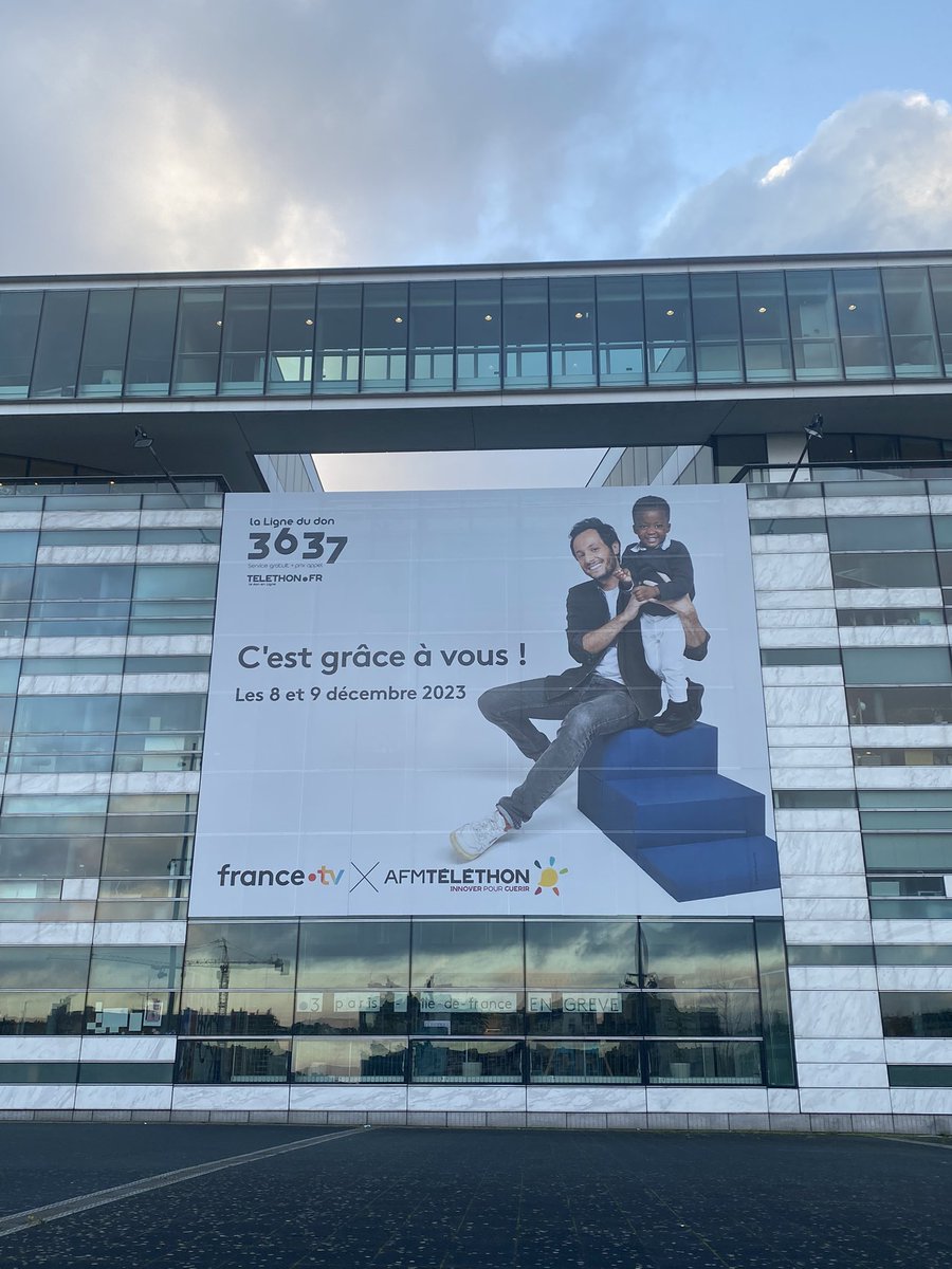 🟡J-10
Le #Téléthon2023 à l’honneur sur la façade de la maison <a href="/Francetele/">France Télévisions</a> avec @VianneyMusique et Ibrahima

C’est grâce à vous !
 
RV les 8 et 9/12 avec <a href="/sodavant/">Davant sophie</a> <a href="/Nagui/">Nagui</a> <a href="/cyrilferaud/">Cyril Féraud</a> + tous les animateurs et équipes mobilisés

 #France2tv #France3tv @francetv #MediaPublic