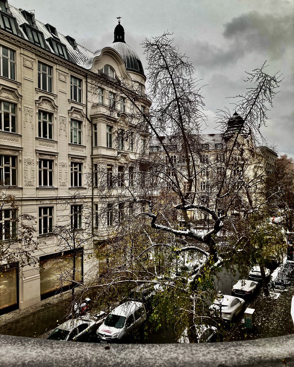 My first snow this season - shy, slow, but real snow here in Berlin ❄️🌨️☃️

Now: brekfast and then Anna Bolena!
.
.

.
#berlinlife #likeberlin #onlineberlin #berlinlove #berlinstreets #berlincity #berlinwelt #germany #berlin #ichliebeberlin #annabolena @ps_music_berlin