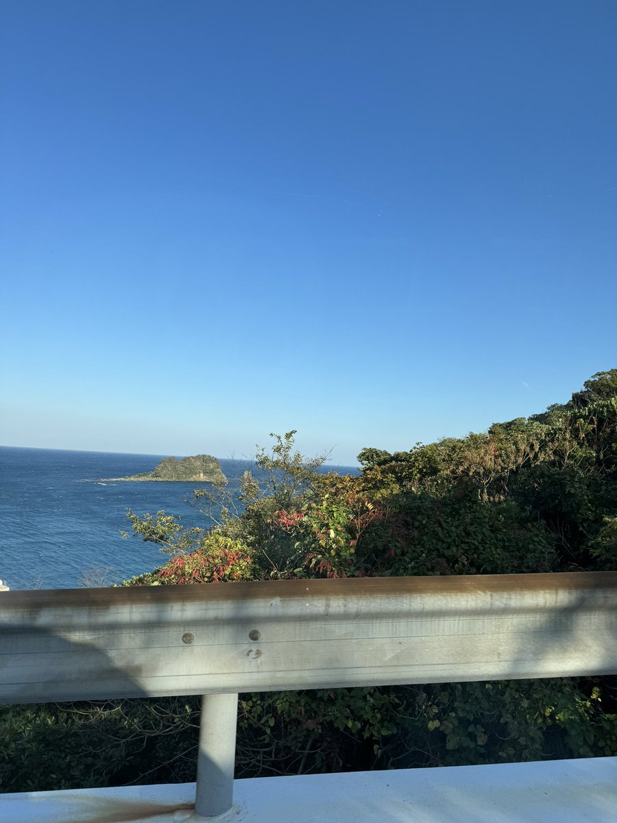 お久しぶりです✨

今日はチラシの交換に伊東へ行ってきました🚗³₃🚗 ³₃

天気も良かったので綺麗に海が見えました！！

※写真下手ですが…

#杉森建設
#チラシ交換
#伊東