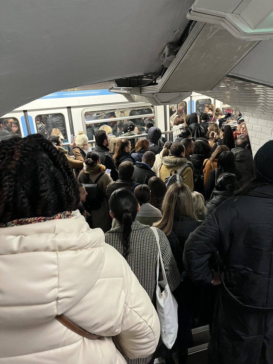 Casaisan's tweet photo. Ma foi, faire payer les touristes 2 fois plus cher pendant les JO, ils vont être contents. Voilà ce mardi matin pour accéder au quai @Ligne7_RATP et couloir vers @Ligne4_RATP 
Sinon, tout va bien. Bonne journée @IDFmobilites #metro @ClientsRATP #RATP #iloveparis https://t.co/Ku5wT2PRlt