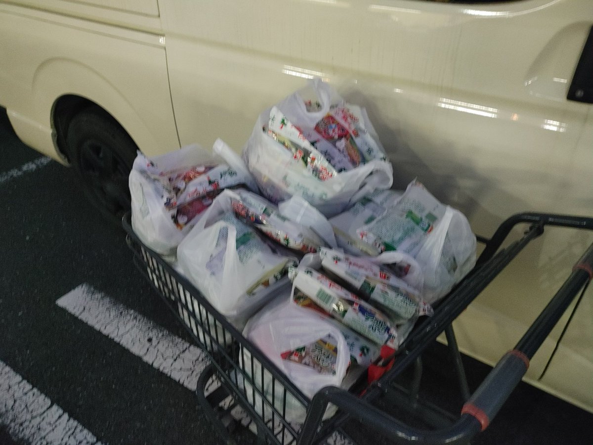 2st819's tweet photo. 12月の宮ケ瀬ごみ拾いイベント時 サンタお菓子配りをします。
アソートのやつ50個購入!笑
雨ふんなよ!雨降ったら全部俺が食う!笑
前々日までにまた今年もみはるさん置かせてください!笑
#RIDEplus
#宮ケ瀬サンタ掃除
#サンタがお菓子を配るよ
#RidersinAction
11時半頃 宮ケ瀬湖畔園地 大階段上にてお菓子配り予定です。
今回は coenさん第4駐車場を13時半までお借りしています。
ご参加のみなさんもせっかくなので湖畔園地商店街さんで美味しいもの食べましょう!
買い占めみたいになっちゃった。。。。