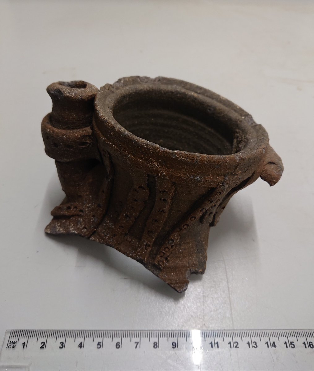 Vorige week waren we in de #archeologische werkruimte aan het determineren. Onderstaand object levert nogal wat vraagtekens op. Iemand enig idee wat dit voor object is? Het lijkt ons (proto) #steengoed? Maar is dat het ook?   #Waterland #dtv #archeologie