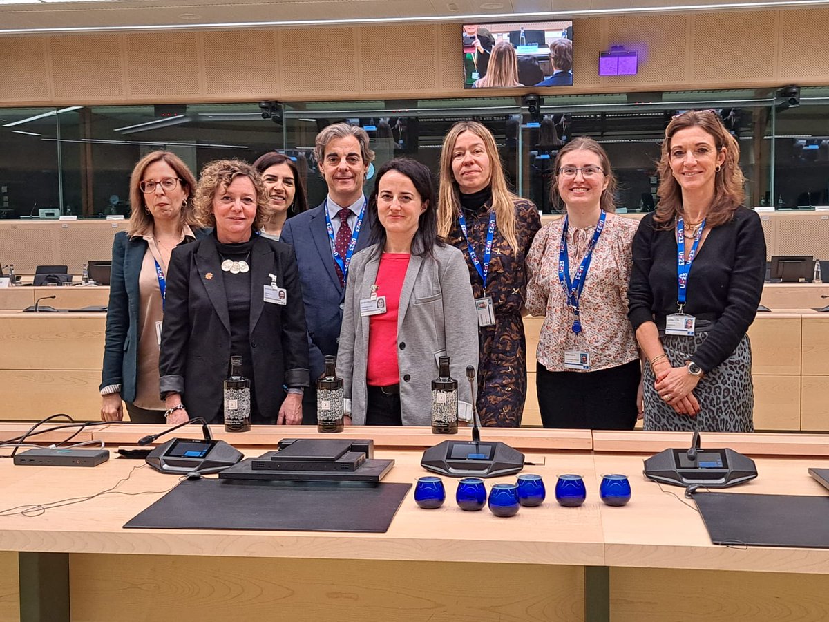 Ayer en Comité Especial Agricultura en Bruselas la presidencia española hizo cata comentada de aceite oliva premio #alimentosdespaña de Priego de Cordoba DOP y Sierra Mágina DOP. Por el Panel d cata del Lab.Agroalimentario-MAPA con Elena Diaz y Magdalena Izquierdo. Un exito!!