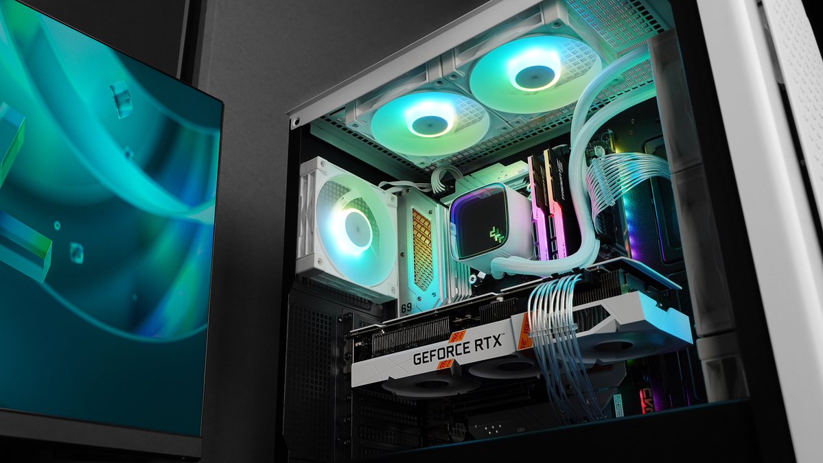 DeepCool_JAPAN's tweet photo. 広く通気孔を備えた高エアフロー設計のケース【CK560】と高い冷却性能を発揮しながらインフィニティーミラーを採用する【LS720 SE】の組み合わせ気に入りますか👍

水冷クーラー：LS720 SE WH
ケース：CK560 WH

#DeepCool #LS720SE #CK560 #gamingpc  #自作PC https://t.co/WMRgYyRM80