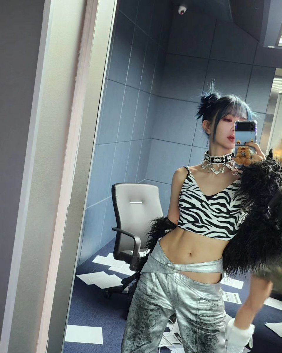 macaronji_'s tweet photo. WHAT ABOUT ME?? WHAT ABOUT MY MENTAL HEALTH LEE YUBIN??? https://t.co/WfKUSddMFH