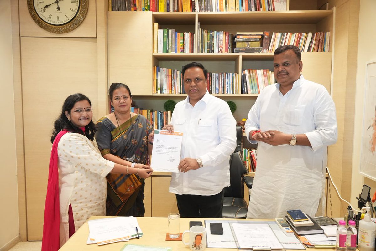 BJP4Mumbai's tweet photo. भाजपा मुंबई अध्यक्ष आ.ॲड. @ShelarAshish जी यांच्या हस्ते भाजपा  ‘बेटी बचाओ बेटी पढाओ’ मुंबई संयोजिका @aaratipugaonkar जी यांच्या नेतृत्वात मुंबई पदाधिकारी तसेच ६ जिल्ह्यांच्या संयोजकांना नियुक्तीपत्र देण्यात आले. यावेळी भाजपा मुंबई महामंत्री @SanjayRupadhyay जी उपस्थित होते. https://t.co/FTYdQBEP4R