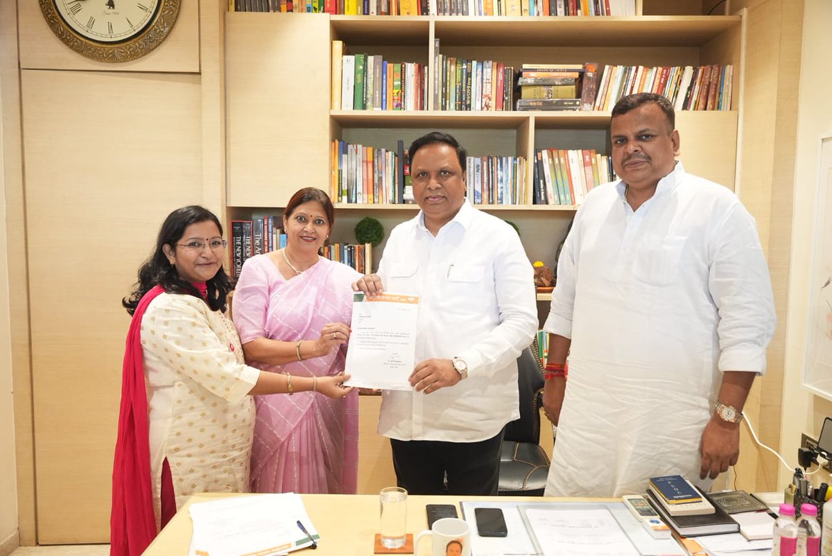 BJP4Mumbai's tweet photo. भाजपा मुंबई अध्यक्ष आ.ॲड. @ShelarAshish जी यांच्या हस्ते भाजपा  ‘बेटी बचाओ बेटी पढाओ’ मुंबई संयोजिका @aaratipugaonkar जी यांच्या नेतृत्वात मुंबई पदाधिकारी तसेच ६ जिल्ह्यांच्या संयोजकांना नियुक्तीपत्र देण्यात आले. यावेळी भाजपा मुंबई महामंत्री @SanjayRupadhyay जी उपस्थित होते. https://t.co/FTYdQBEP4R
