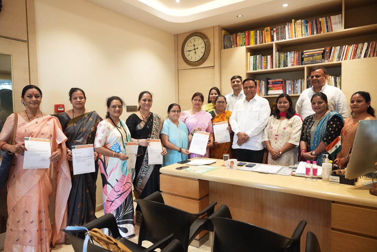 BJP4Mumbai's tweet photo. भाजपा मुंबई अध्यक्ष आ.ॲड. @ShelarAshish जी यांच्या हस्ते भाजपा  ‘बेटी बचाओ बेटी पढाओ’ मुंबई संयोजिका @aaratipugaonkar जी यांच्या नेतृत्वात मुंबई पदाधिकारी तसेच ६ जिल्ह्यांच्या संयोजकांना नियुक्तीपत्र देण्यात आले. यावेळी भाजपा मुंबई महामंत्री @SanjayRupadhyay जी उपस्थित होते. https://t.co/FTYdQBEP4R